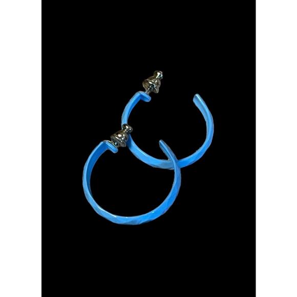 Vintage Pair of Sky Blue 1" Lightweight Painted Textured Aluminum Hoop Earrings - Picture 2 of 2